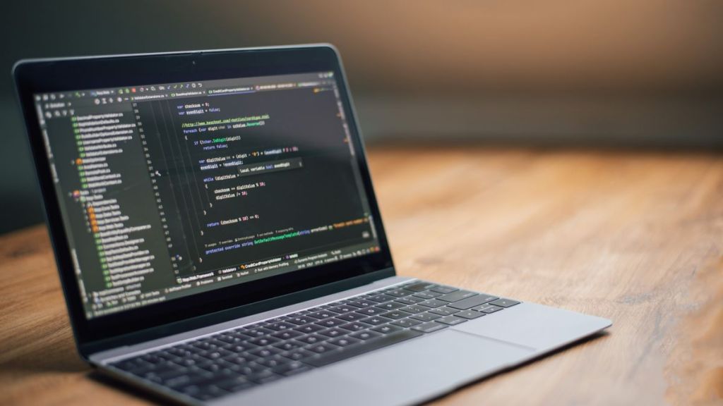 노트북 코드 화면으로 Codex 업무 자동화 확장을 보여주는 대표 이미지